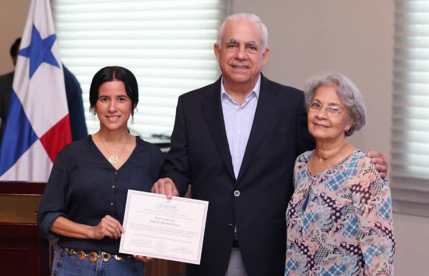 ML | Roberto Linares, ministro del MIDA, entrega certificados.