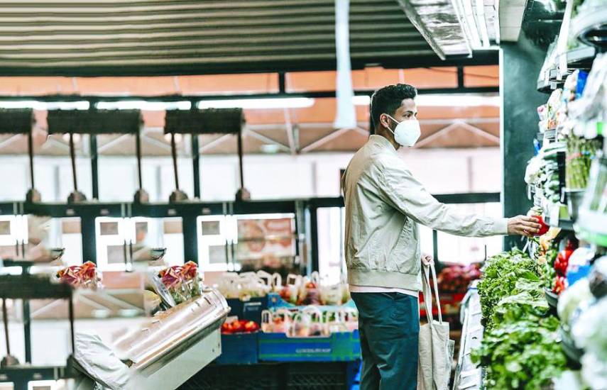 PEXELS | Un hombre en un supermercado realizando la compra de alimentos.
