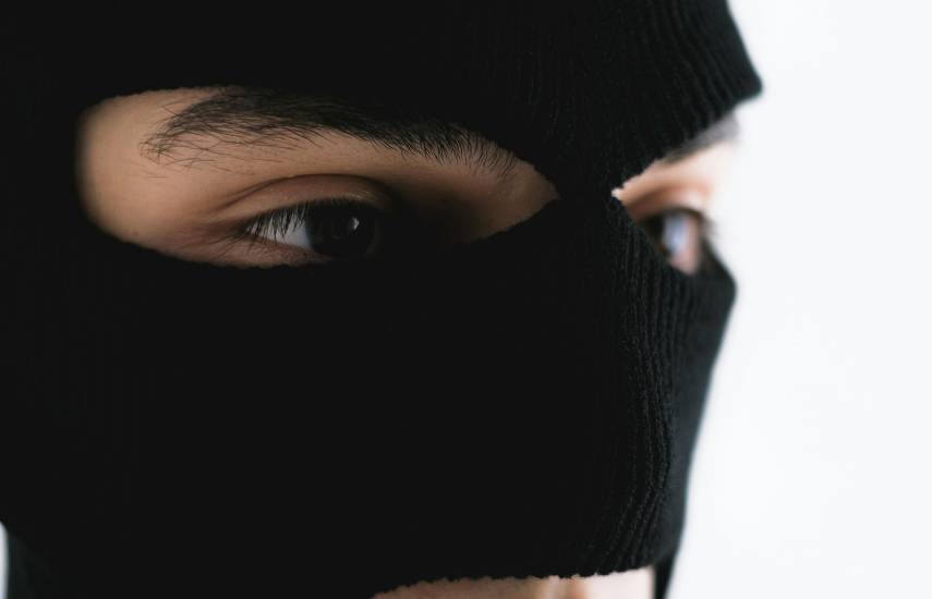 PEXELS | Una persona portando una máscara.