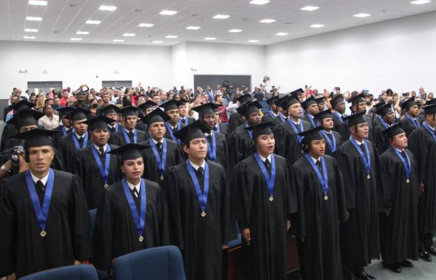 Universidad de Panamá titula a 45 nuevos profesionales de la Policía Nacional
