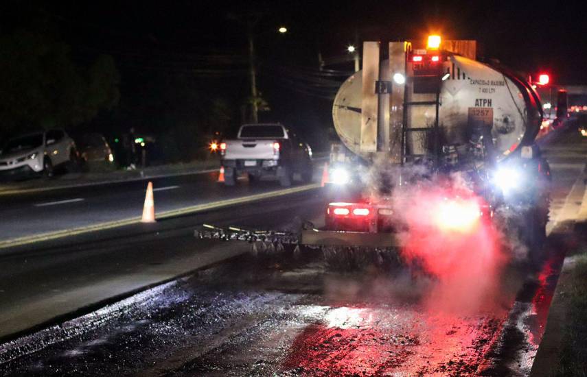 El MOP rehabilita la vía José Agustín Arango y aplica 105 toneladas de asfalto