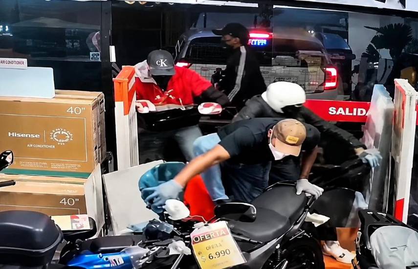 Investigan robo en almacén; entre los artículos sustraídos hay celulares iPhone