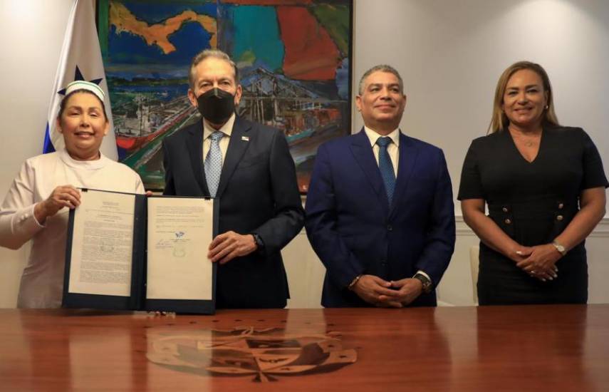 Presidente Laurentino Cortizo firma decreto que crea la Dirección Nacional de Enfermería.