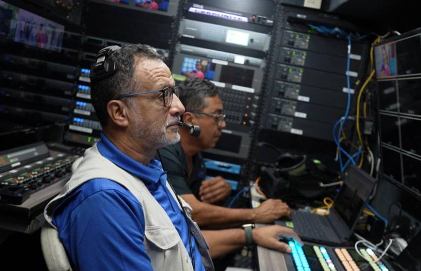 $!Colaboradores de TVN en la unidad móvil.