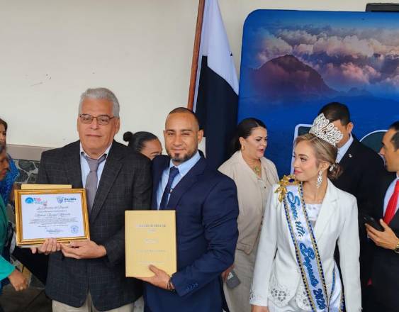 Cortesía | Rangel recibe un reconocimiento y entrega el ejemplar.