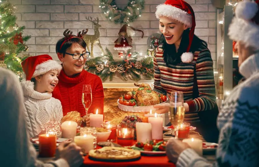 Pixabay | Una familia disfrutando de su cena de Navidad, celebrando todos juntos.