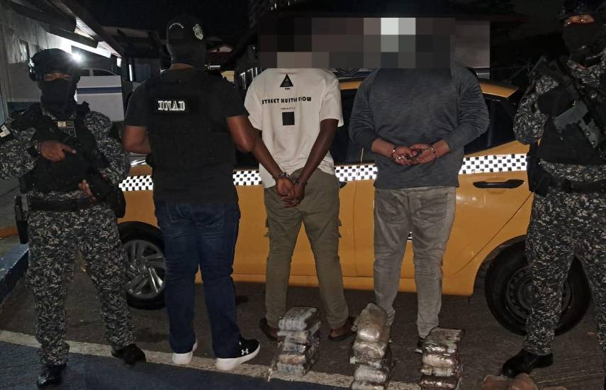 Aprehenden a panameño y a colombiano con 18 paquetes de presunta droga en Condado del Rey