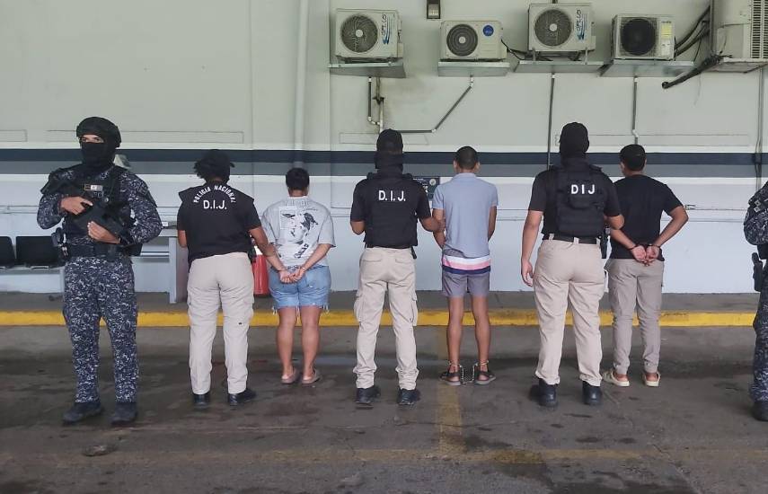 Cortesía | Unidades policiales con varios aprehendidos.