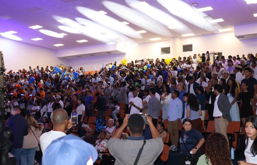 Jóvenes de la Zona Este brillan en los 10 años de TalenPro