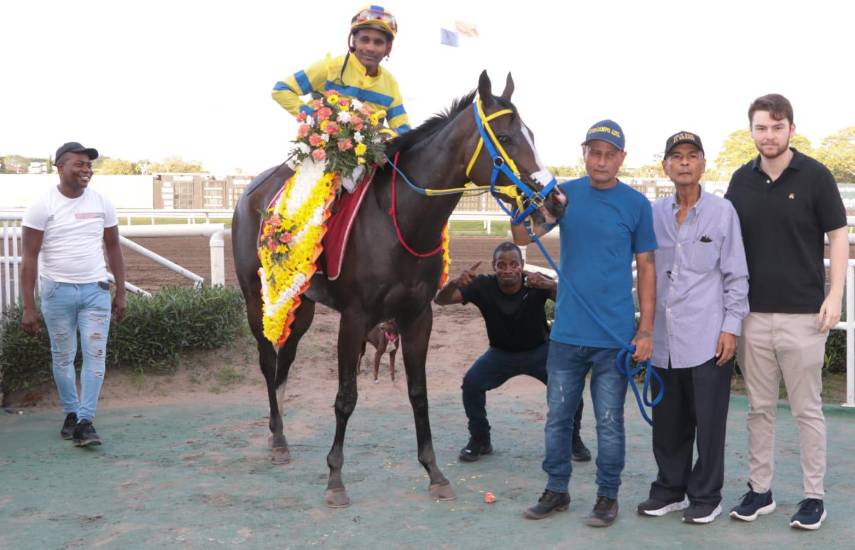 ‘Doña Perfecta’ parte por delante en las pruebas de la Triple Corona Nacional de potrancas