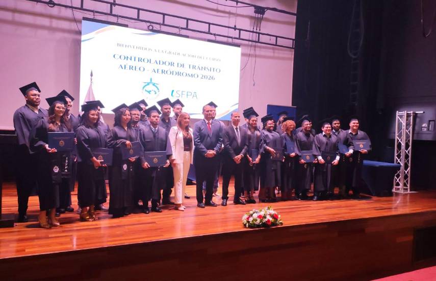Cortesía | Los estudiantes graduandos, con autoridades.