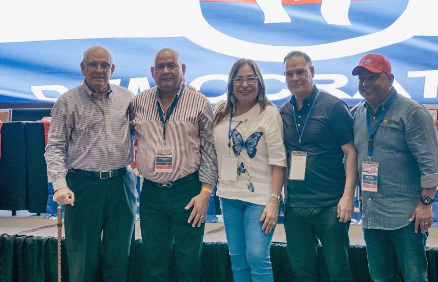 ML | Balbina Herrera (Centro) junto a miembros del partido PRD.