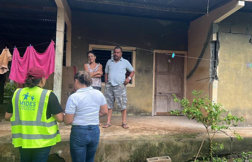 Trabajadoras sociales del MIDES atienden a más de mil familias afectadas por el sismo en Herrera