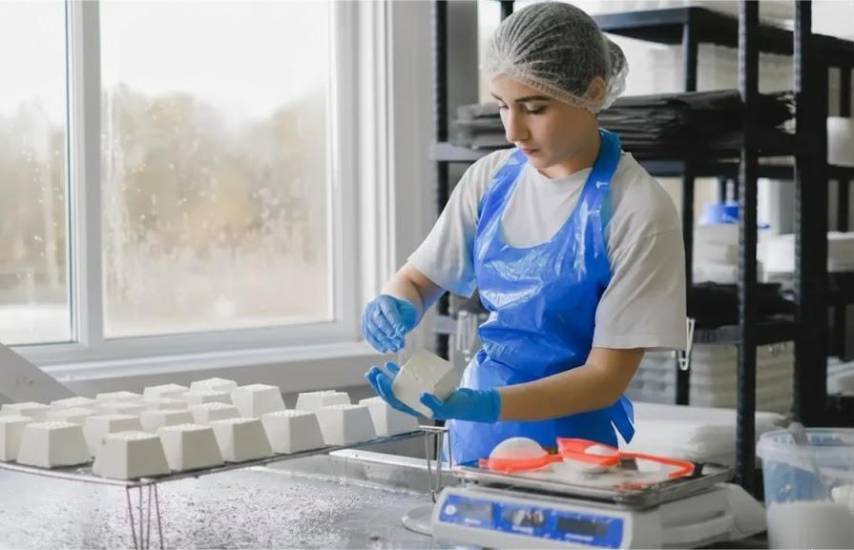 Se deberían generar 45,000 empleos al año para dinamizar la economía