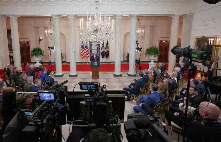 Déficit comercial de EEUU crece menos de lo previsto en febrero