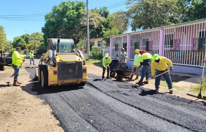 Intensifican el mantenimiento vial en Coclé