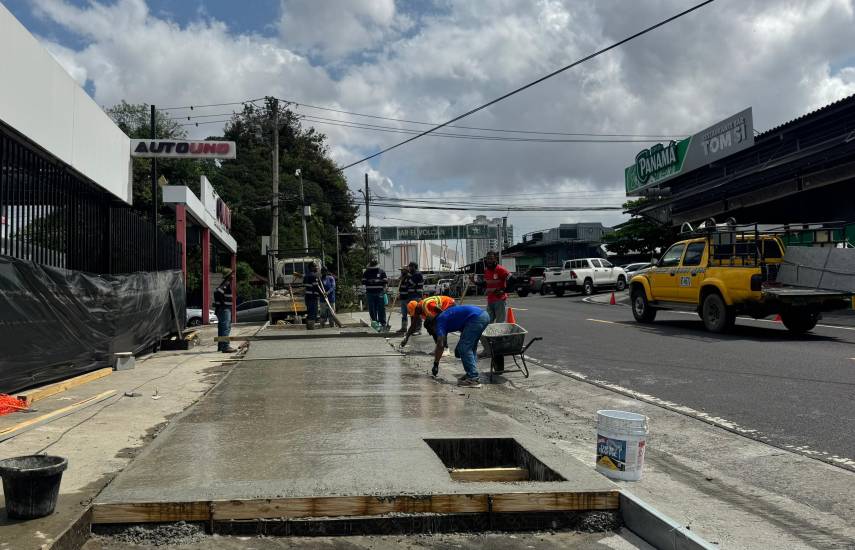 Intervienen 600 metros de aceras en Pueblo Nuevo