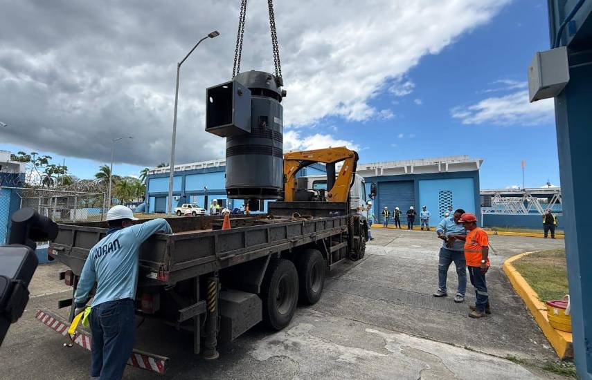 IDAAN | Personal del IDAAN trasladando la bomba que sufrió daño en la potabilizadora de Chilibre.