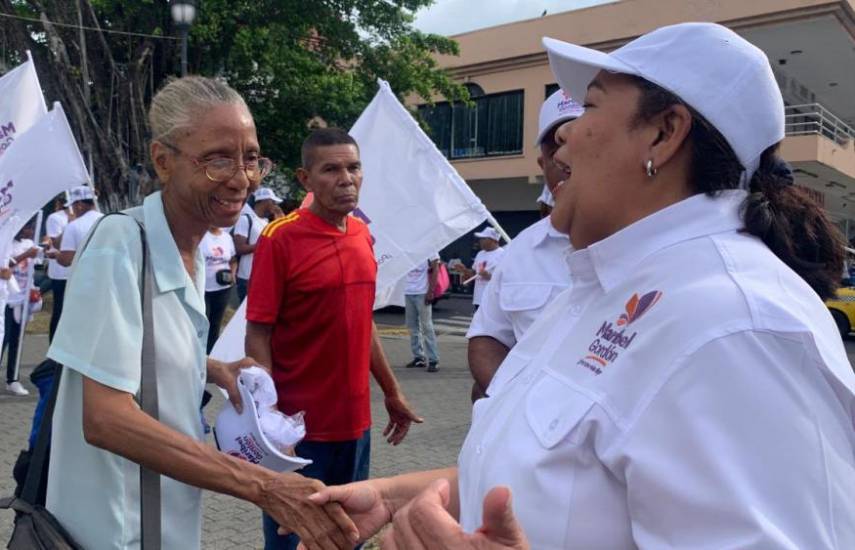 Maribel Gordón visita a simpatizantes en Colón