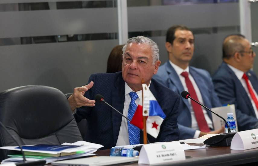 Contralor Anel Flores pide suspender compra de autos y defiende auditorías en juntas comunales