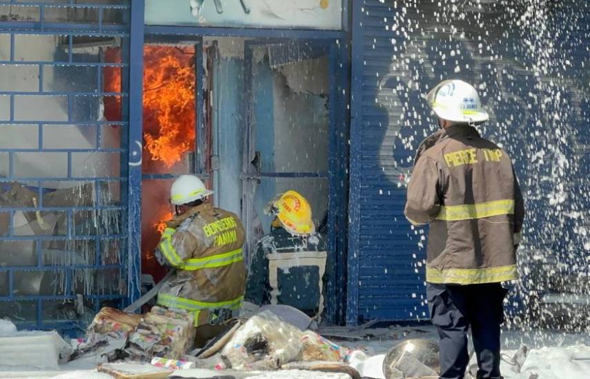 Reportan incendio de locales comerciales en Calidonia