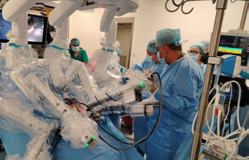 Estrenan robot en cirugías de extracción de tumores