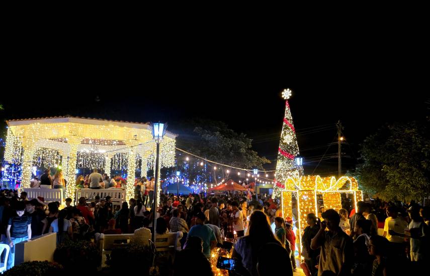 Penonomé arranca diciembre iluminando “Los sueños de Santa” en el Parque 8 de Diciembre