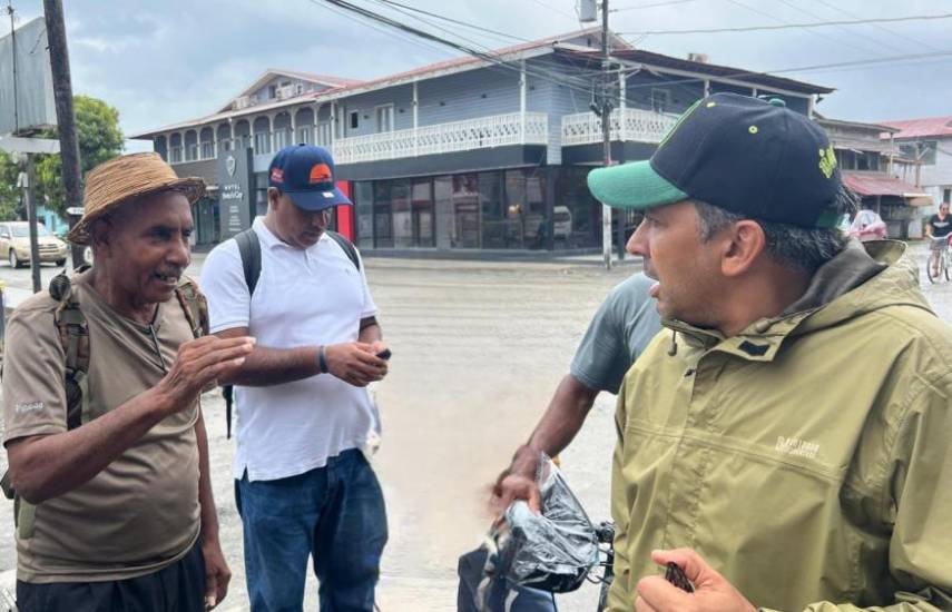 Lombana recorre isla Colón como parte de su gira en Bocas del Toro