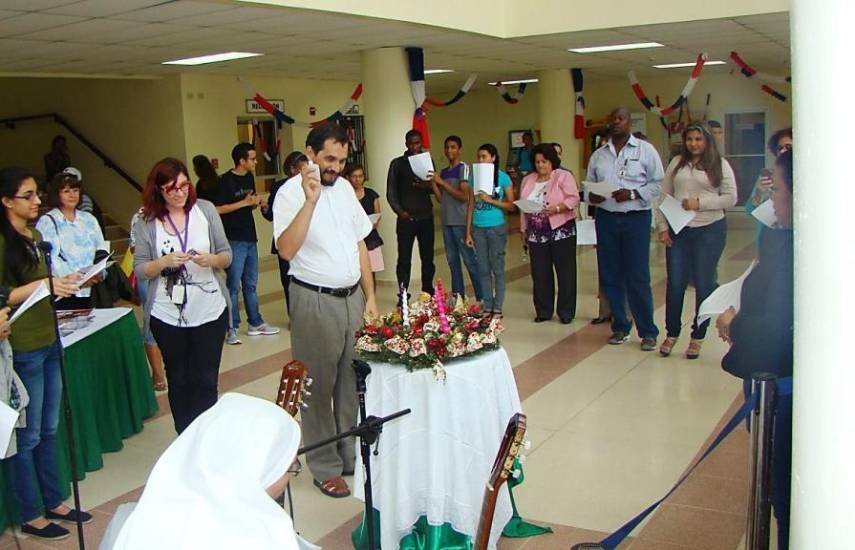 Velas y coronas verdes: tradiciones de Adviento en las comunidades