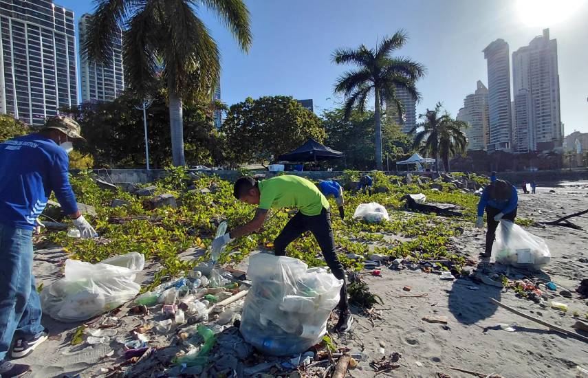 Impulsa proyecto de saneamiento y limpieza de ríos y playas en el distrito capital