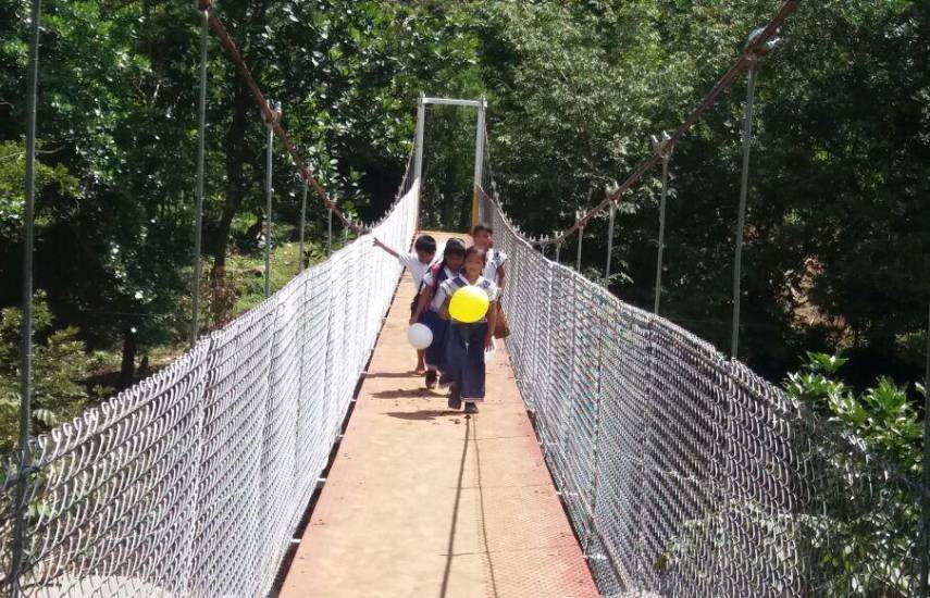 Mulino lamenta el fallecimiento de menores ahogadas y anuncia plan de construcción de puentes