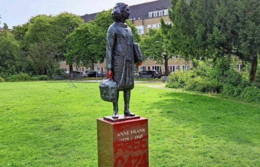 Profanan una estatua de Ana Frank en Ámsterdam con inscripciones propalestinas