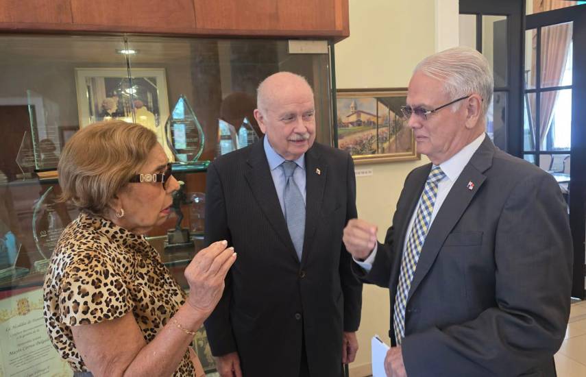 Funcionarios de la Gobernación de Panamá reciben charla sobre alfabetización constitucional