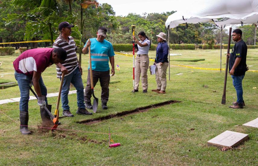 Reanudan exhumaciones en el Jardín de Paz relacionadas con la invasión de 1989