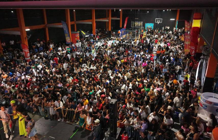 Más de 2,000 personas disfrutaron de la pantalla gigante de los Premios Juventud en el Complejo Roberto Kelly
