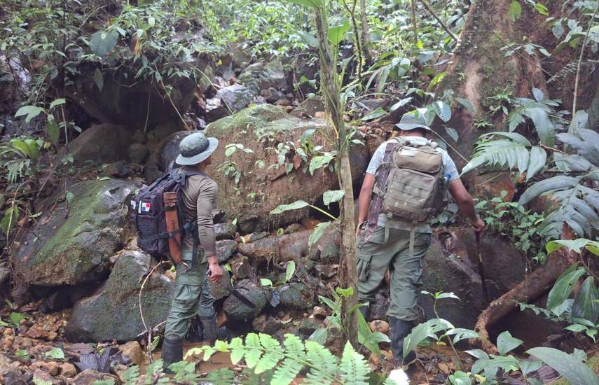 Cortesía | Personal de Mi Ambiente durante el mantenimiento del parque.