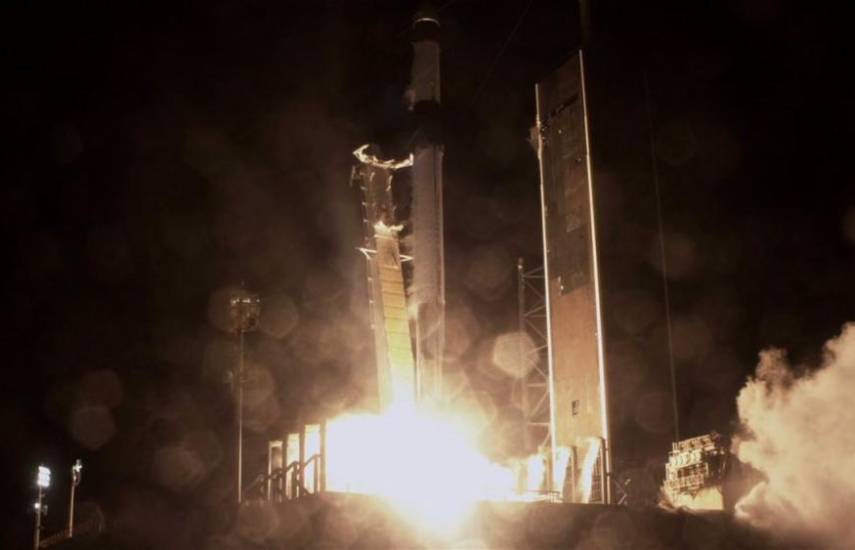 NASA | El cohete Falcon 9 de SpaceX, con la nave espacial Dragon de la compañía en la parte superior, despega del Complejo de Lanzamiento 39A del Centro Espacial Kennedy de la NASA en Florida el 14 de marzo.