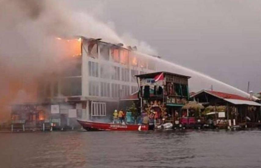 Incendio consume hotel y locales comerciales en Isla Colón