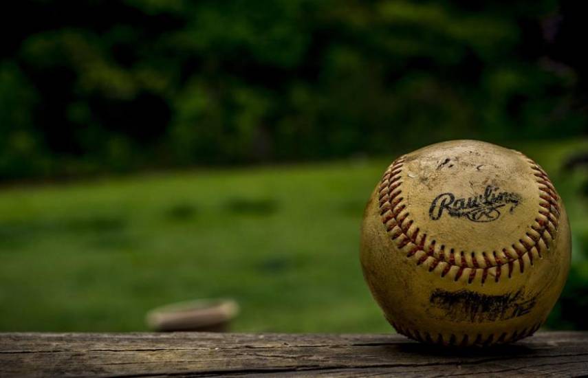 Pixabay | Imágen ilustrativa muestra una pelota de beisbol usada, sobre una tabla de madera.