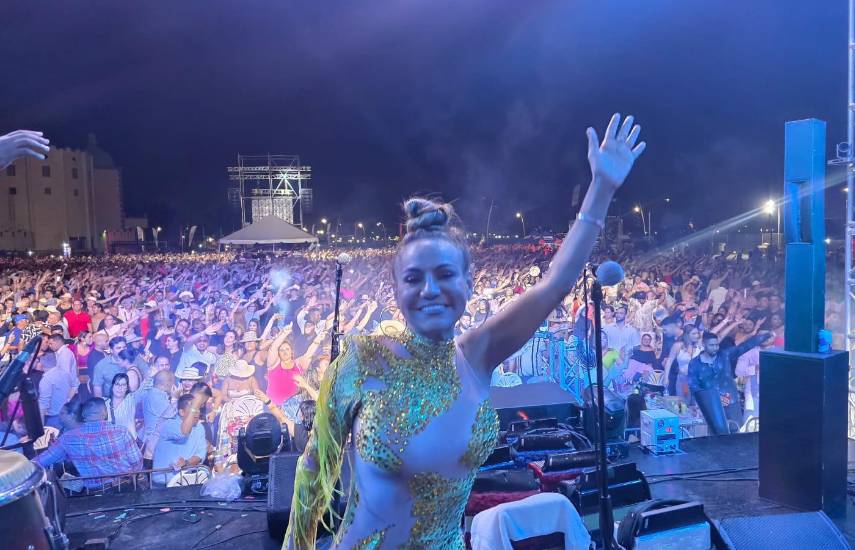 La artista Sandra Sandoval durante la presentación en la Plaza Figali.