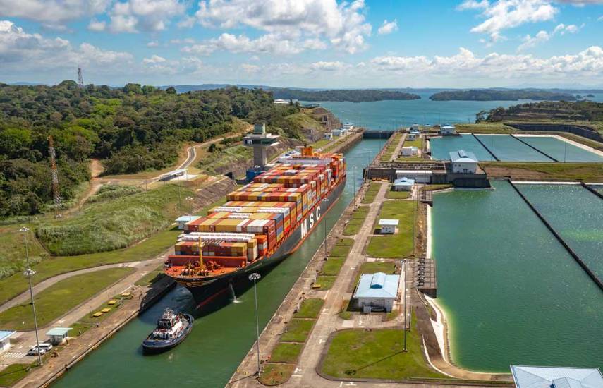 ML | Un buque realiza su travesía por el Canal de Panamá.