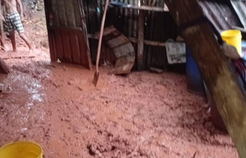 Deslizamiento de tierra sepulta parcialmente una vivienda en La Chorrera