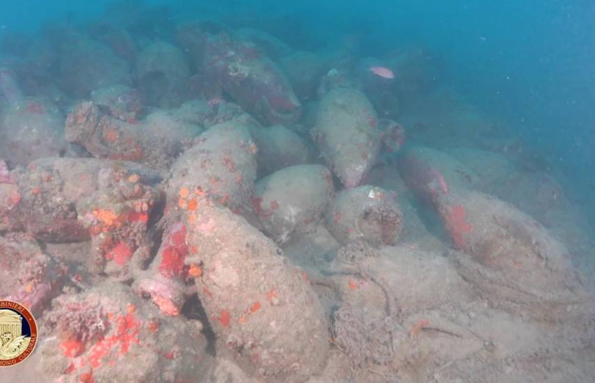 Buceadores italianos hallan restos de un barco romano con centenas de ánforas