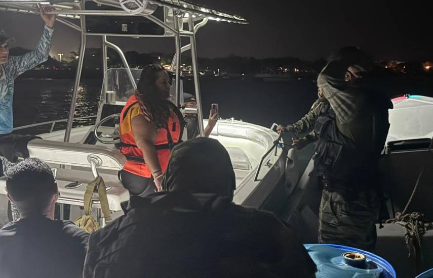 Rescatan a seis tripulantes de una embarcación cerca de Isla Flamenco