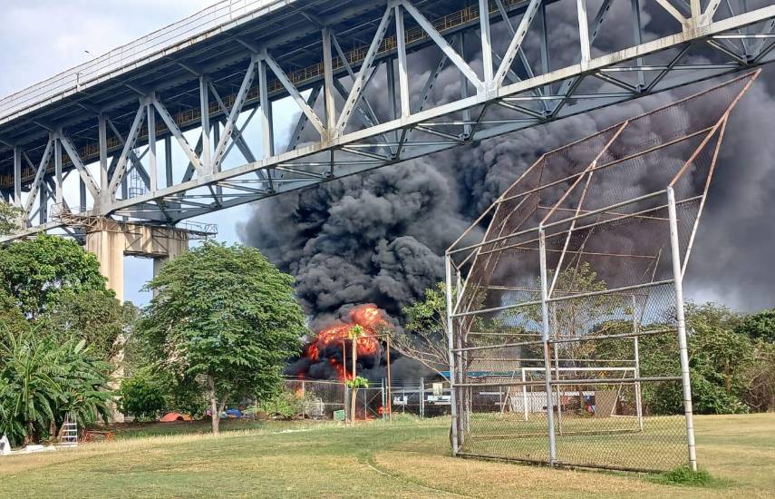 Ministerio Público inicia investigación por explosión de cisternas en el Puente de las Américas