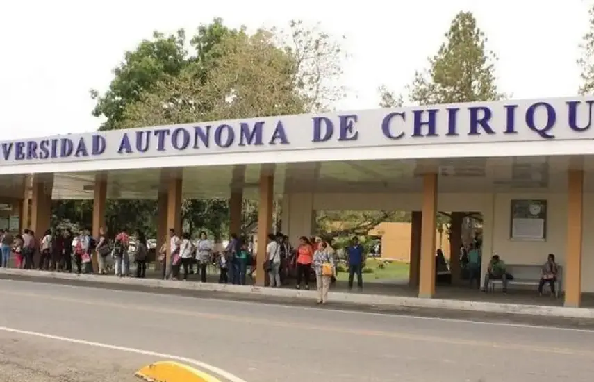 Los docentes y administrativos de la Unachi no recibieron su quincena