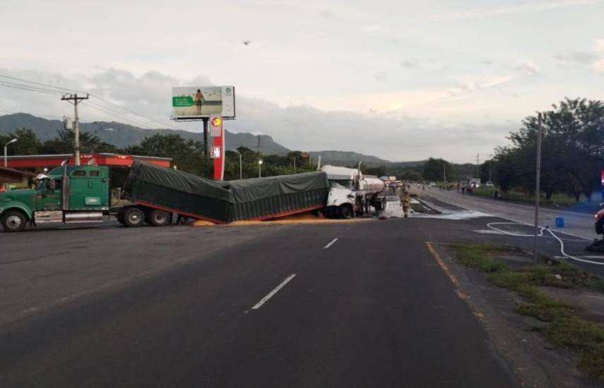 Cerraron la carretera Panamericana en ambos sentidos por accidente entre dos articulados