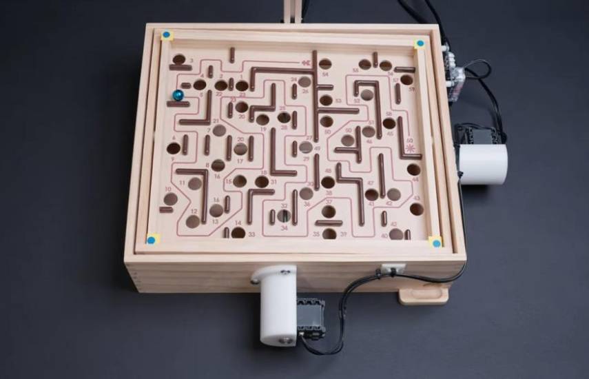 Un robot es más rápido que los humanos al guiar la bola por el juego de mesa laberinto