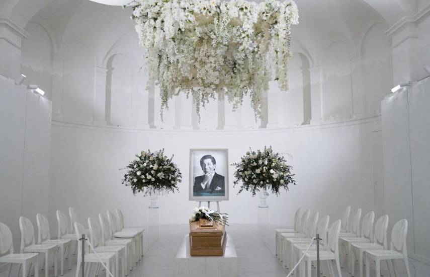 Homenaje a Valentino en la capilla ardiente para despedir al maestro de la elegancia