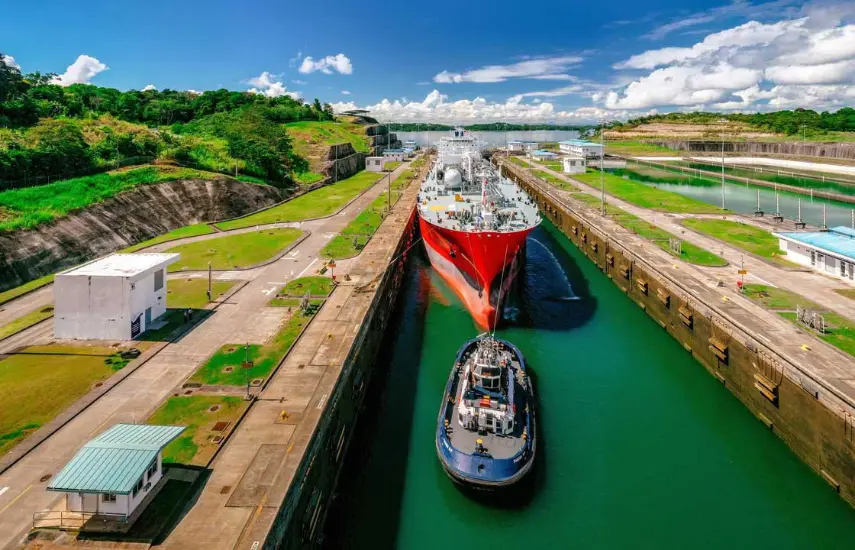 Canal de Panamá restringe parcialmente el calado de buques por El Niño